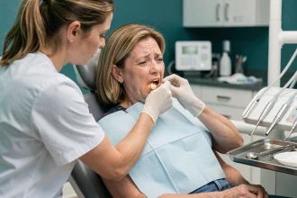 Femme diabétique en consultation dentaire, examinée par une dentiste dans un cabinet moderne